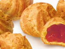 Профитроли с клубничной начинкой