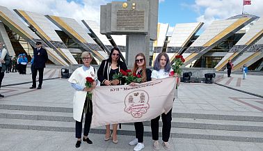 Возложение цветов к Стелле Минск-город-герой